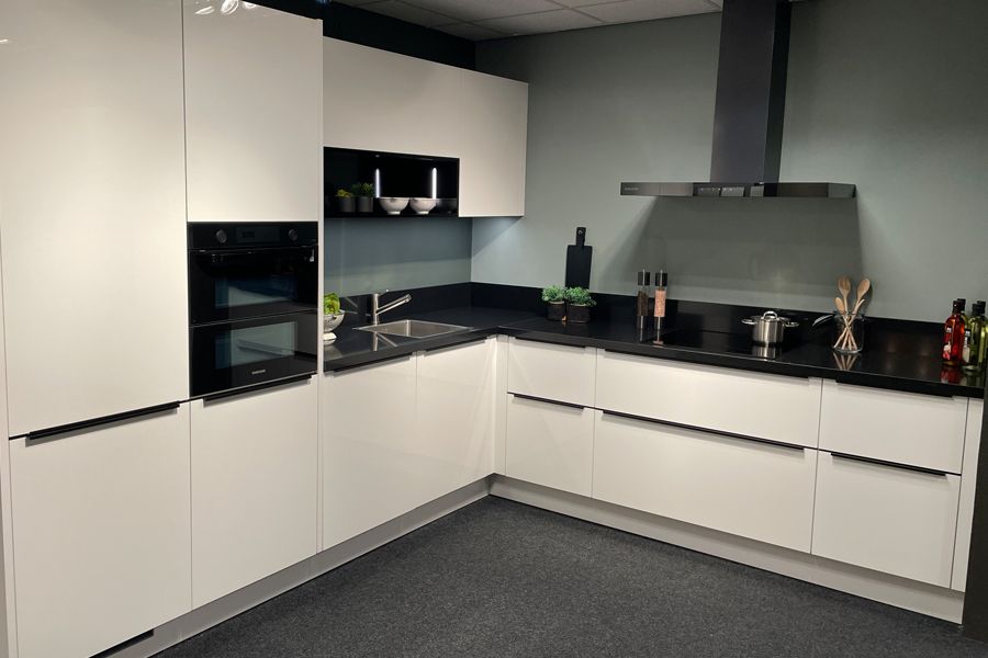 Goneryl inschakelen interieur Moderne keuken in hoekopstelling wit hoogglans | Budgetplan
