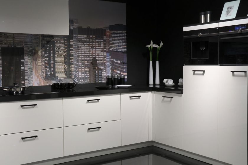 Moderne keuken in U-opsteling zwart wit hoogglans