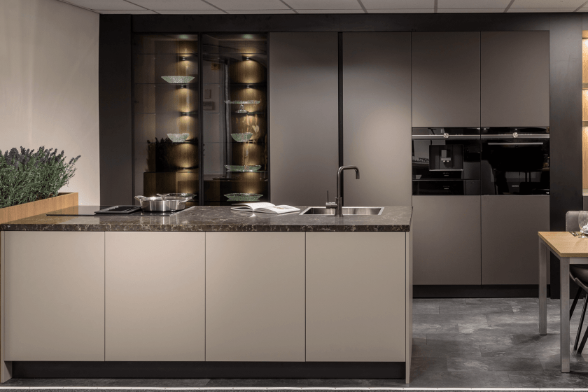 Modern industriële keuken met luxe vitrinekasten